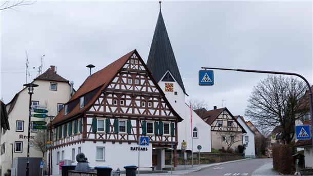 Das Rathaus von Hattenhofen in Baden-Württemberg. In der Nacht zu Sonntag ist in dem Ort ein Kommunalpolitiker angeschossen worden.