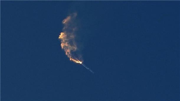 „Starship“ zerbricht kurz nach erstem Teststart Das Raumschiff von SpaceX dreht sich nach seinem Start von der Starbase in Boca Chica.
