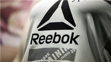 Das Reebok-Logo auf einem Shirt. (Archivbild)