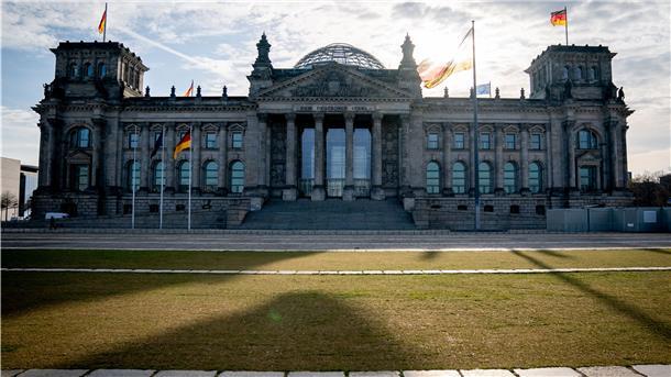 Fünf von der Weser fahren nach Berlin Das Reichstaggebäude in Berlin.