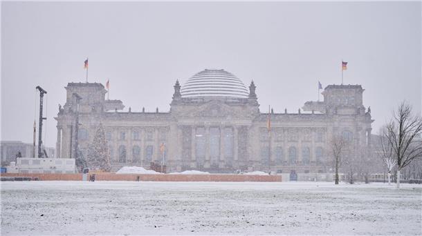 Kälte und Schnee bringen den Winter zurück Das Reichstagsgebäude ist mit Schnee bedeckt.