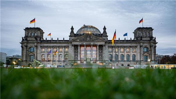 Bundestag baut Social-Media-Aktivitäten aus Das Reichstagsgebäude mit dem Bundestag in Berlin.