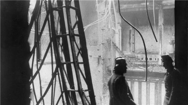 Feuer im Reichstag: Ein Brandbeschleuniger für die NS-Diktatur Das Reichstagsgebäude wurde in der Nacht auf den 28. Februar 1933 durch Brandstiftung größtenteils zerstört.