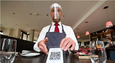 Das Restaurant Pier 6 von Steffen Heumann bietet seinen Gästen die Registrierung und die Speisekarte mit QR-Codes an.