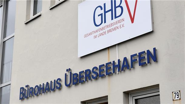 Das Rettungskonzept des Gesamthafenbetriebsvereins droht zu scheitern: Der Betriebsrat will gegen den von Verdi ausgehandelten Haustarifvertrag vorgehen, der den Kollegen weniger Lohn und Urlaub beschert.