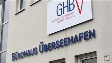 Das Rettungskonzept des Gesamthafenbetriebsvereins droht zu scheitern: Der Betriebsrat will gegen den von Verdi ausgehandelten Haustarifvertrag vorgehen, der den Kollegen weniger Lohn und Urlaub beschert.