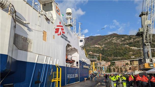 Rettungsschiffe bringen mehr als 500 Migranten an Land Das Rettungsschiff „Geo Barents“ liegt im Hafen von Salerno.