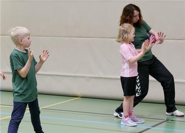 Tarmstedterin Ellen Resech ist mit Handball groß geworden Das richtige Fangen beim Handball ist nicht einfach und muss von Kindesbeinen an geübt werden.