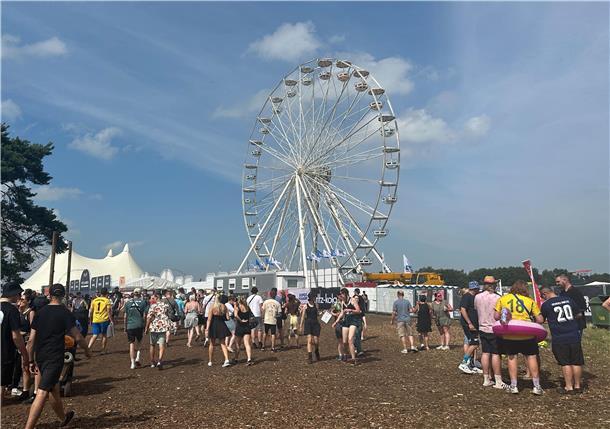 Deichbrand 2024: Das sind die schönsten Fotos vom Donnerstag Das Riesenrad ist mittlerweile nicht mehr vom Deichbrand-Festival wegzudenken.