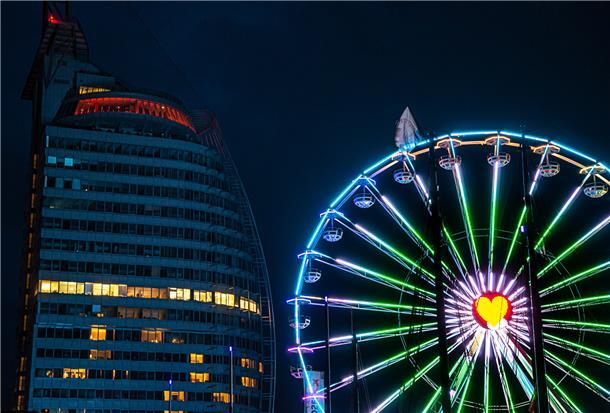 So magisch fotografieren unsere Influencer die Maritimen Tage Das Riesenrad zeigt bisweilen auch Herz.