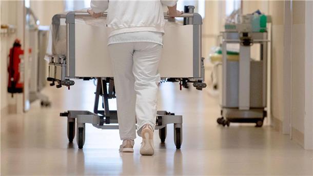 Umfrage: Lieber spezialisierte als nahe Klinik Das Ringen zwischen Bund und Ländern um die Klinikreform geht weiter. Heute will sich Gesundheitsminister Karl Lauterbach zu nächsten Schritten äußern.