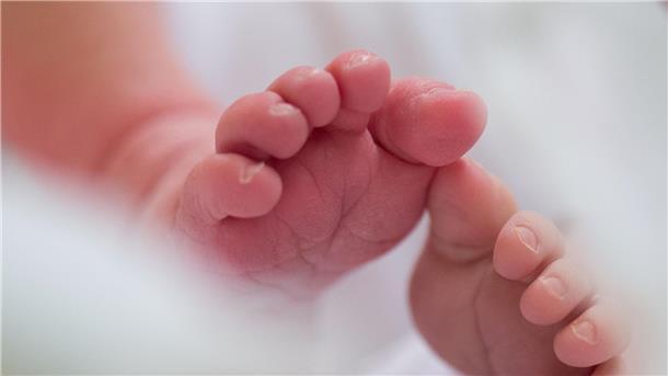Baby-Bilder auf Windelpackungen - oft ein Problem Das Risiko für den plötzlichen Kindstod gilt im zweiten bis vierten Lebensmonat als am höchsten.