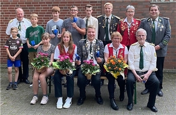 Das Rockstedter Königshaus mit Schützenkönig Nils Michaelis (vorne Mitte) ist komplett.