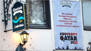 Das Rodenkirchener Brauhaus Quetsch in Köln boykottiert die Fußball-WM-Spiele in Katar.