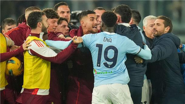 Kopfstoß-Szene mit Hummels sorgt für Debatten Das Rom-Derby war vor allem in der Schlussphase hitzig.