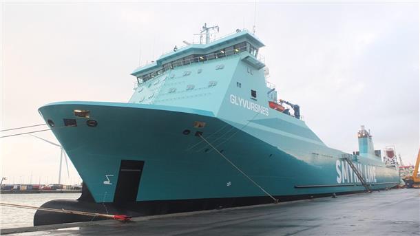 Smyril Line startet mit sechstem eigenem Schiff im Nordatlantik Das RoRo-Schiff „Glyvursnes“ erhielt einen auffälligen Anstrich während der Werftzeit.