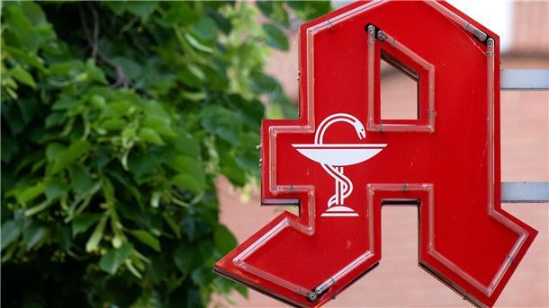 Geht das Apothekensterben weiter? Branche dringt auf Hilfe Das rote A weist den Weg: Wer ein Medikament braucht, dürfte es hier bekommen.