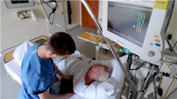 Das Foto zeigt einen Patienten auf einer Stroke Unit. 