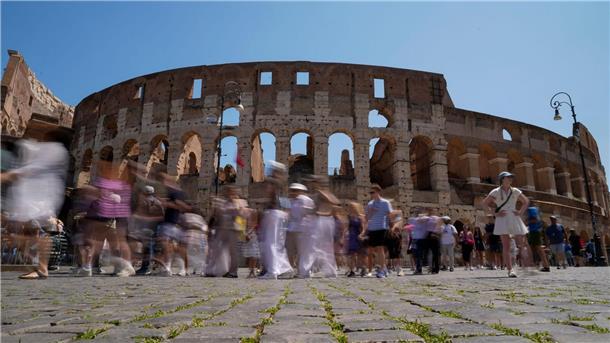 Das rund 2000 Jahre alte römische Wahrzeichen gehört zu den beliebtesten Touristenattraktionen in Italien und gilt als das Symbol der Ewigen Stadt.