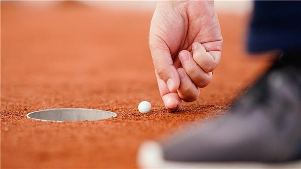 „SV Murmel 001“ gewinnt Murmel-Meisterschaft Das Runde muss ins Runde: Erwachsene spielen bei der Murmel-WM.