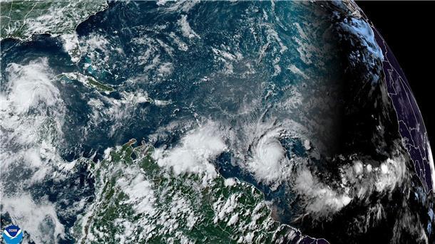 Erster Hurrikan der Saison im Atlantik verstärkt sich Das Satellitenbild der National Oceanic and Atmospheric Administration (NOAA) zeigt den Hurrikan „Beryl“.