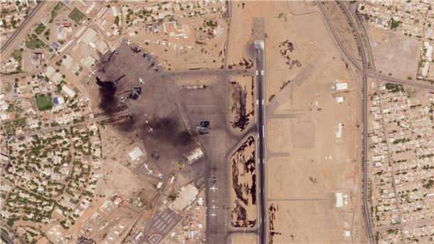 Das Satellitenfoto vom 17. April zeigt beschädigte Flugzeuge, darunter ein brennendes, auf dem Flughafen von Khartum.