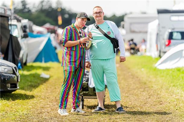 Deichbrand 2024: Das sind die schönsten Bilder vom Festival-Freitag Das Saxofon ist nicht ganz so groß, wie das, von André Schnura, der bei der Fußball-EM für Stimmung sorgte. Dafür passt das Outfit.
