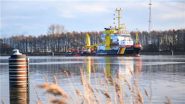 Nord-Ostsee-Kanal bleibt für Schifffahrt gesperrt Das Schadstoffunfall-Bekämpfungsschiff Scharhörn fährt über das Wasser um das Öl aufzunehmen.