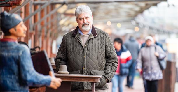 Um den Fischereihafen verdient gemacht Das Schaufenster Fischereihafen ist eins von Bremerhavens beliebtesten Freizeitgebieten. Als Familienunternehmer und Fischdelikatessenhändler Hans-Joachim Fiedler sein Unternehmen aufbaute, war dort nichts außer einer Industriebrache.