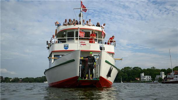 Auf Rekordkurs: Schwimmer ziehen 100-Tonnen-Schiff durch See Das Schiff „Bad Zwischenahn“ wiegt nach Angaben der Reederei Ekkenga fast 100 Tonnen.