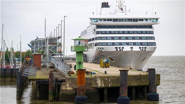 Das Schiff „Romantika“ liegt am Kai.