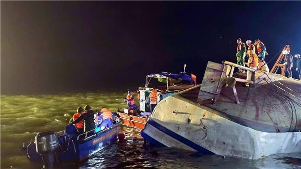 Das Schiff war bei Sturm und Gewitter gekentert. 