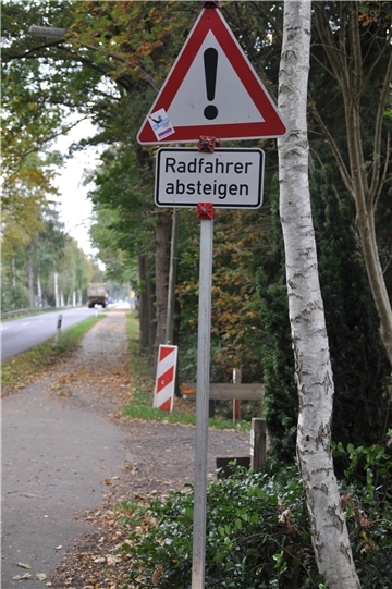 Das Schild soll schon bald an der Kreisstraße der Vergangenheit angehören: Der Landkreis will ein längeres Teilstück des besonders maroden Radweges zwischen dem Abzweig Augustendorf und Gnarrenburg sanieren.