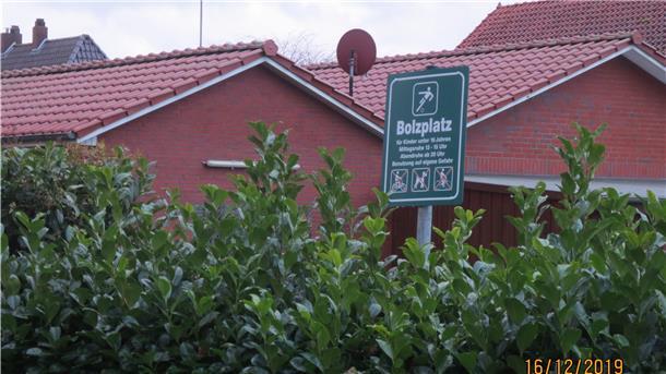 Ruhestand ohne die ersehnte Ruhe Das Schild steht jetzt am Zaun des Ehepaares Hoffsten.