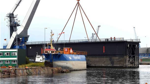 Ein Kraftakt im Kaiserhafen: Schleusentor muss in die Werft Das Schleusentor der Kaiserschleuse auf Reisen: Im Trockendock I der Lloyd Werft sollen Anpassungsarbeiten vorgenommen werden.