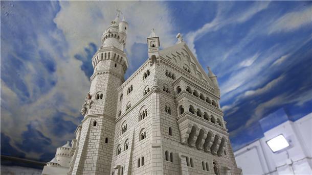 Märchenschloss aus Sandstein Das Schloss hat mehr als 500 Fenster sowie 800 Säulen und Türmchen.