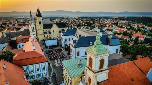 Südosten Europas will mit Kulturhauptstädten glänzen Das schmucke Veszprem nahe des ungarischen Plattensees ist Kulturhauptstadt 2023.