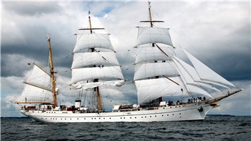 Das Schulschiff der Marine, die „Gorch Fock“, läuft vor der Sanierung unter Segeln über die Kieler Förde.