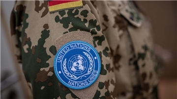 Das Schulterabzeichen der Minusma-Friedensmission an der Uniform eines Bundeswehr-Soldaten im Camp Castor in Gao (Archivbild).