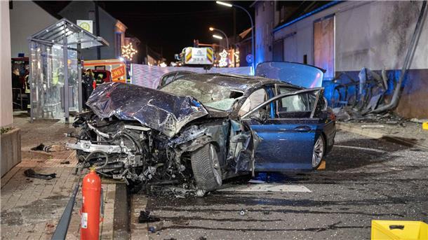 Tod eines 14-Jährigen an Bushalte: Unfallursache noch unklar Das schwer beschädigte Fahrzeug an der Bushaltestelle in Niederkassel.