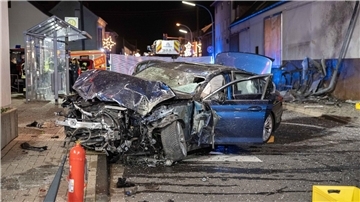 Das schwer beschädigte Fahrzeug an der Bushaltestelle in Niederkassel.