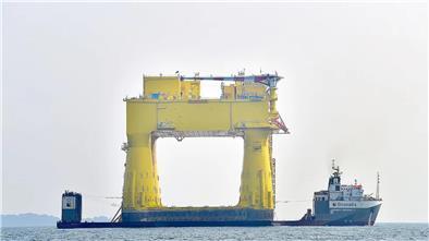 Das Schwertransportschiff „Mighty Servant 1“ bringt die Offshore-Plattform von Singapur nach Norwegen. Anschließend wird sie in der Nordsee installiert.