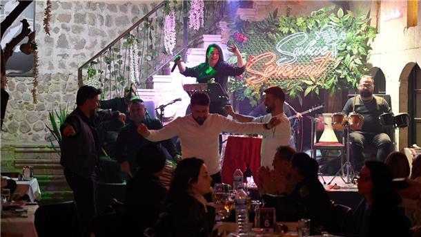 Das Serenat ist ein traditionelles türkisches Gasthaus, das einzige in der zerstörten Altstadt, zwei Jahre nach den verheerenden Erdbeben in der Türkei.