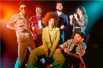 Das siebenköpfige Musikerkollektiv Rumba De Bodas setzt auf heiße Rhythmen.