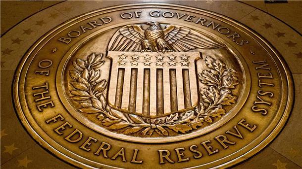 Kampf gegen Inflation: Fed lässt Leitzins auf hohem Niveau Das Siegel des Gouverneursrats des Federal Reserve Systems der USA. Die US-Notenbank Fed belässt den Leitzins erneut unverändert auf hohem Niveau.