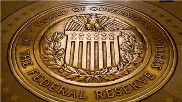 Das Siegel des Gouverneursrats des Federal Reserve Systems der USA. Die US-Notenbank Fed belässt den Leitzins erneut unverändert auf hohem Niveau.
