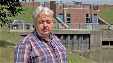 „Das Sielbauwerk in Fedderwardersiel benötigen wir, um ein rund 6000 Hektar großes Gebiet zu entwässern, das bei Burhave und Waddens anfängt und sich fast bis Tossens erstreckt“, sagt Dieter Hülstede, Vorsteher des Entwässerungsverbandes Butjadingen.