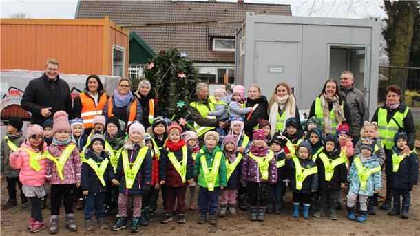 Das sind die schönen Momente: Bürgermeister Henrik Wärner (hinten links) mit den Kita-Kindern und ihren Erzieherinnen beim Richtfest der neuen Kita in Wehdel. Doch die hohen Kosten für die Kitas bereiten dem CDU-Mann Sorgen.