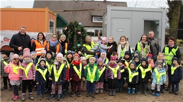 Das sind die schönen Momente: Bürgermeister Henrik Wärner (hinten links) mit den Kita-Kindern und ihren Erzieherinnen beim Richtfest der neuen Kita in Wehdel. Doch die hohen Kosten für die Kitas bereiten dem CDU-Mann Sorgen.