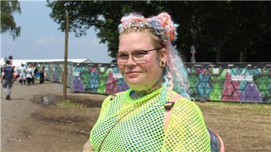 Frau mit pastellfarbenem Haar